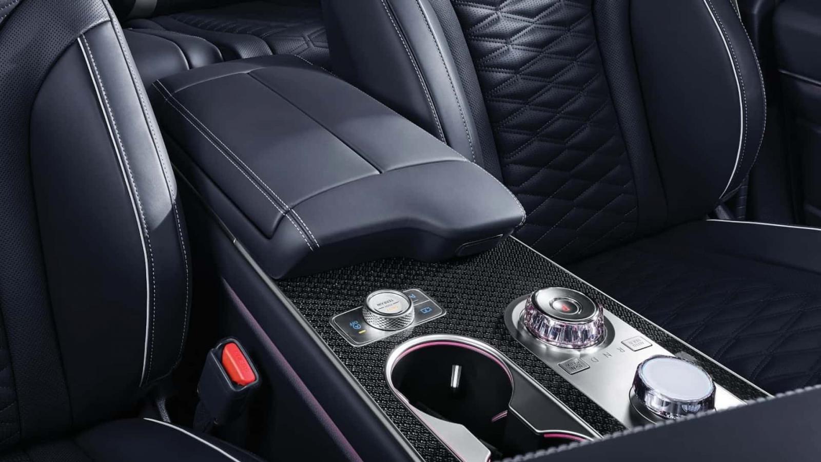 Πρεμιέρα με 415 PS και 27άρα οθόνη για το Genesis GV80 Coupe!